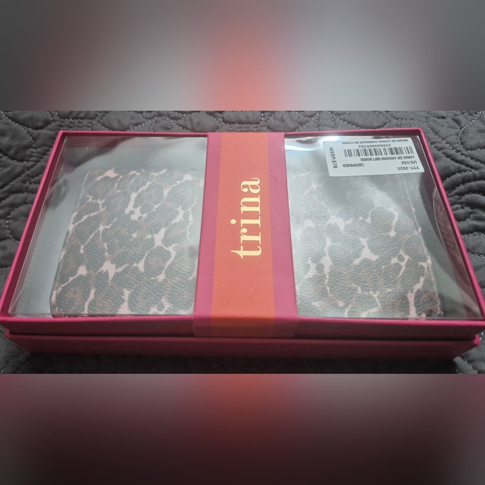 NWT Trina Turk Leopard Print Large Leather Wallet - Picture 5 of 6